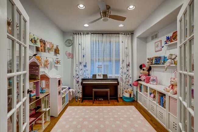 Building Photo - Evolve Real Estate: Meticulous Executive 4...