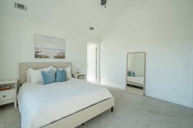 Building Photo - 63 Buckingham Dr