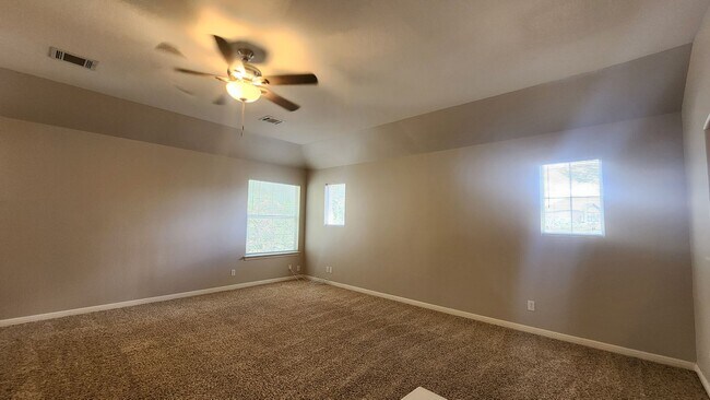 Building Photo - Located In the heart of Stone Oak