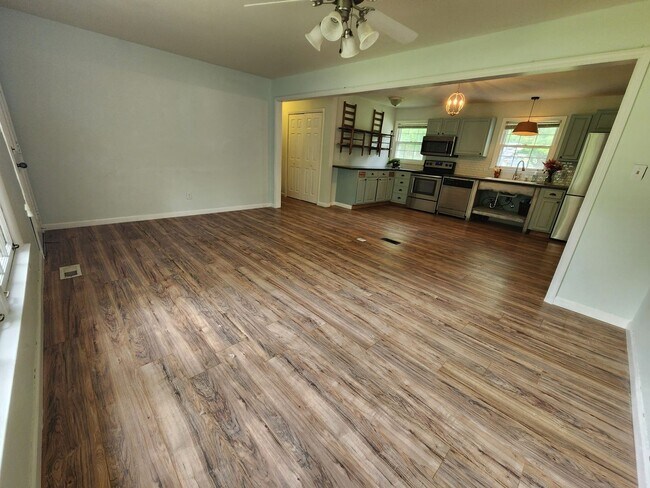 Building Photo - Remodeled home just two minutes from Spring Hill's Main Street!