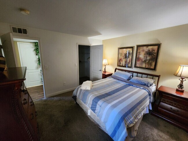 Building Photo - Gated 2 Bedroom Condo - Furnished