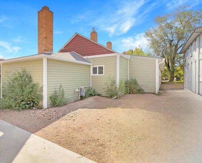 Building Photo - Bright Downtown Studio Apartment