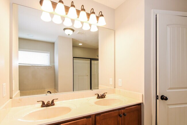 Building Photo - 7459 Aylesbury Ln