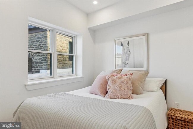 Building Photo - 405 York Rd