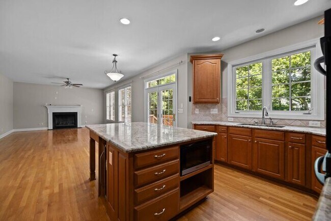 Building Photo - Beyond Stunning Home!