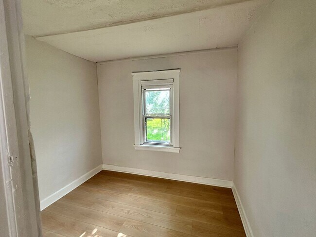 Building Photo - Beautiful Large 3 Bedroom Home West Cleveland