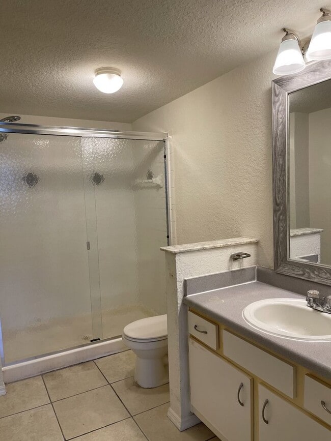 Building Photo - Beautiful 1st floor, 3 bedroom/2 bath cond...