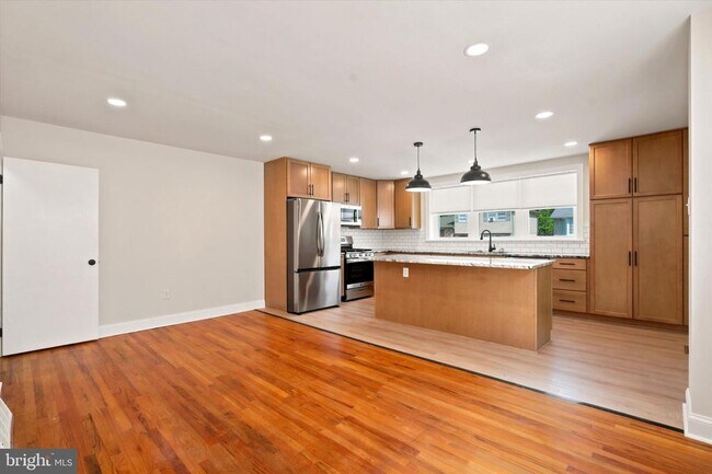 Building Photo - 668 Renz St