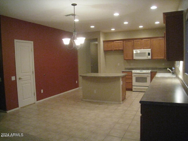 Building Photo - 884 E La Costa Pl