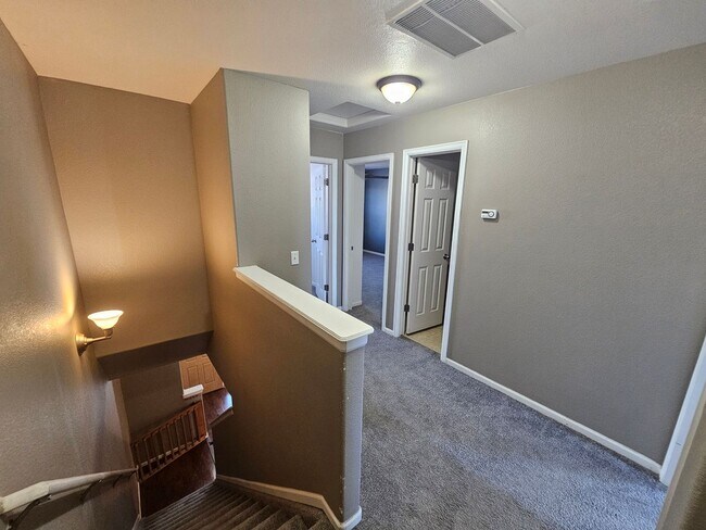 Building Photo - 3 Bed 3 Bath Townhome Minutes from Ft. Carson!!