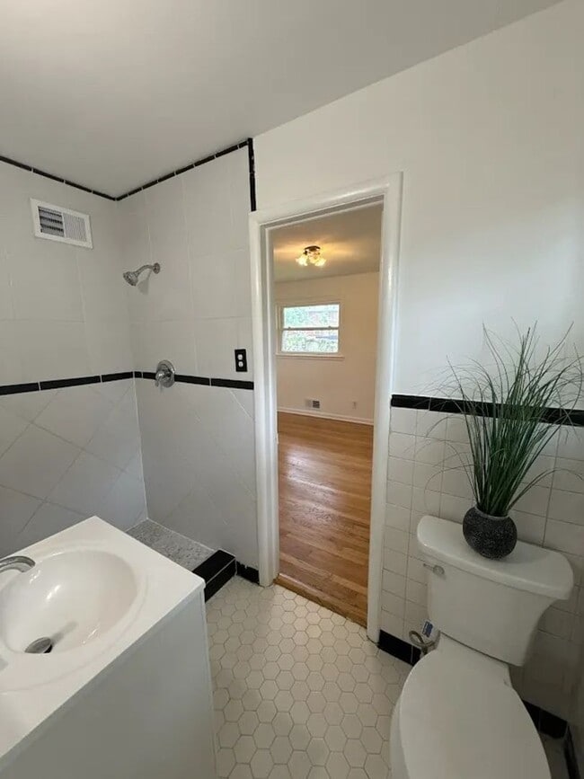 Building Photo - 2407 Summerland Dr