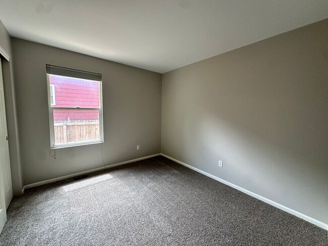 Building Photo - 3 Bedroom 3 Bath - Arapahoe Ridge Erie!