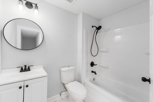 Building Photo - 905 Carpenter St