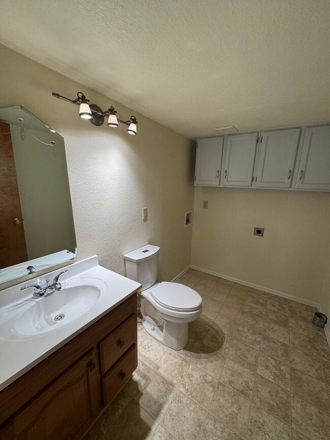 Building Photo - 2 BEDROOM, 2 1/2 BATH TOWNHOME W/2 CAR GAR...