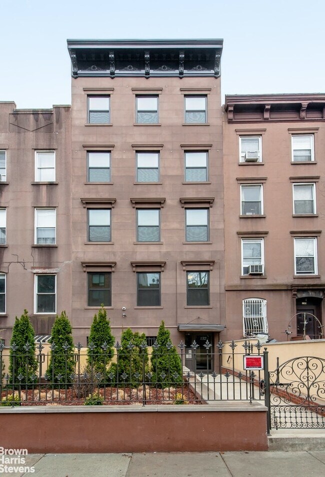 Building Photo - Big 3 Bedroom w/Private Balcony