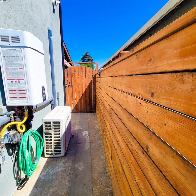 Building Photo - 110 S 37th St