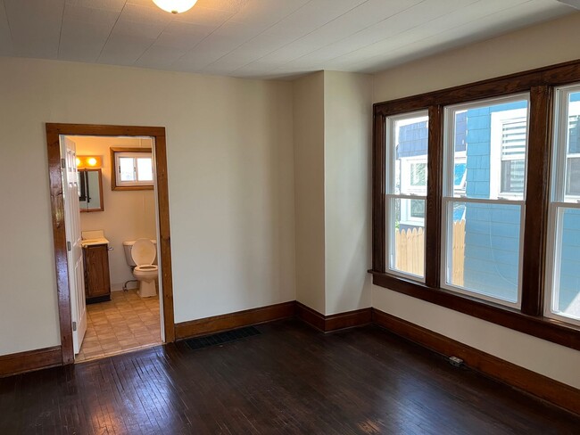 Building Photo - **REMODELED 4-BEDROOM/2-BATH HOUSE IN NORT...