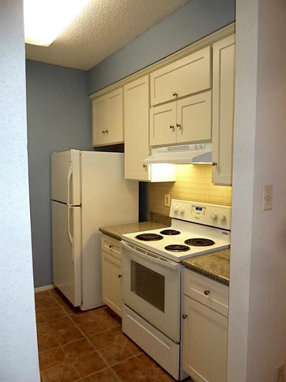 Primary Photo - 7900 N Stadium Dr