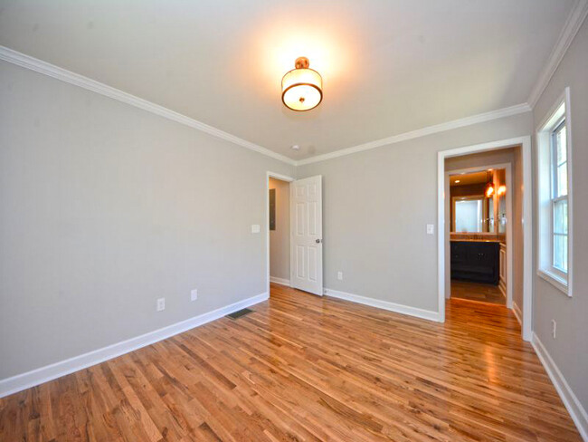 primary suite - 833 United Ave SE