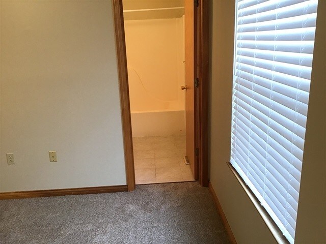 Building Photo - 1687 Deer Run Dr