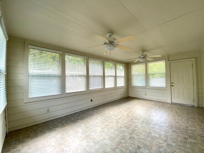Building Photo - 10038 Silverbrook Pl