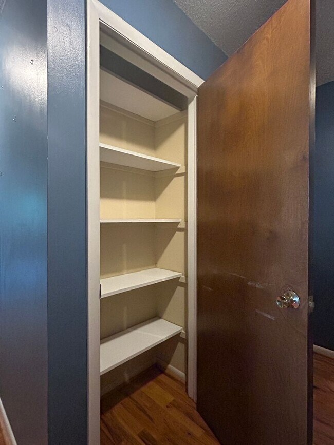 Building Photo - 4/2.5 in Beautiful Warrensville! Lots of S...