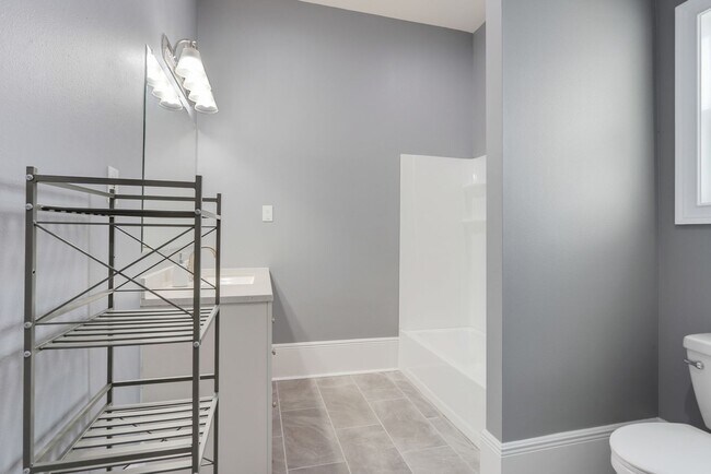Building Photo - 2BD/2BA in Central City