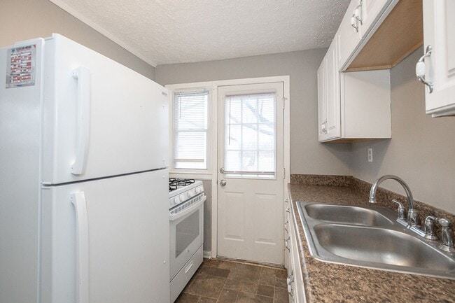 Building Photo - 2 BED 1 BATH BEAUTIFUL SINGLE FAMILY HOME