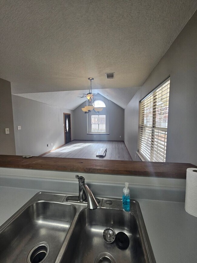 Building Photo - Home in Benton