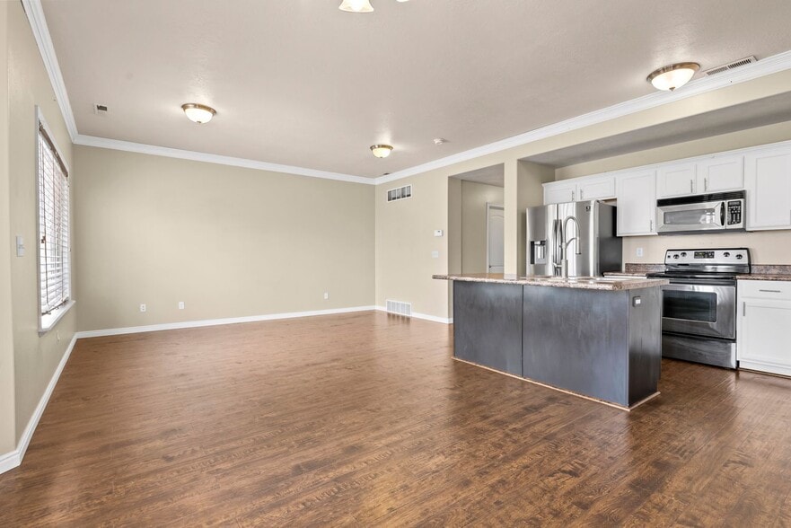 Building Photo - 231 E Sunshine Dr