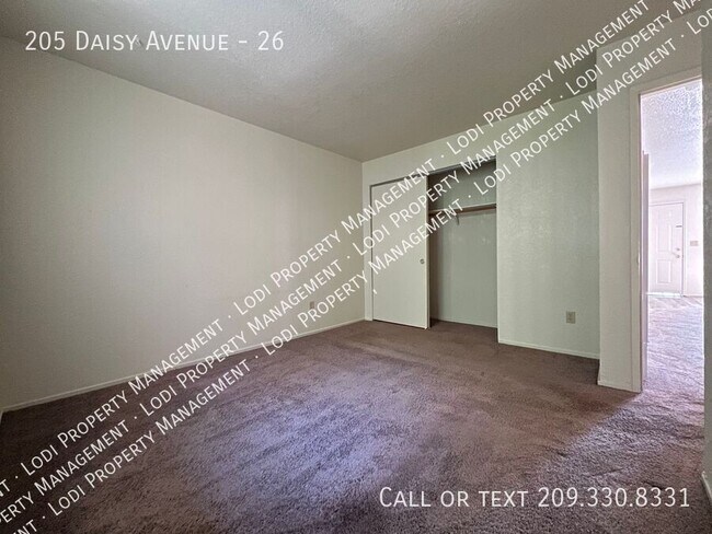 Building Photo - 205 Daisy Ave