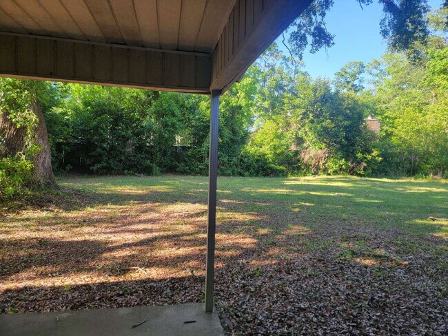 Building Photo - Great location. Centrally located.