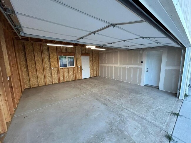 Building Photo - 3BD 2 BA House With 2 Car Garage