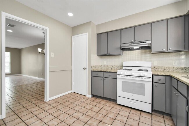 Building Photo - 1736 Crestdale Dr