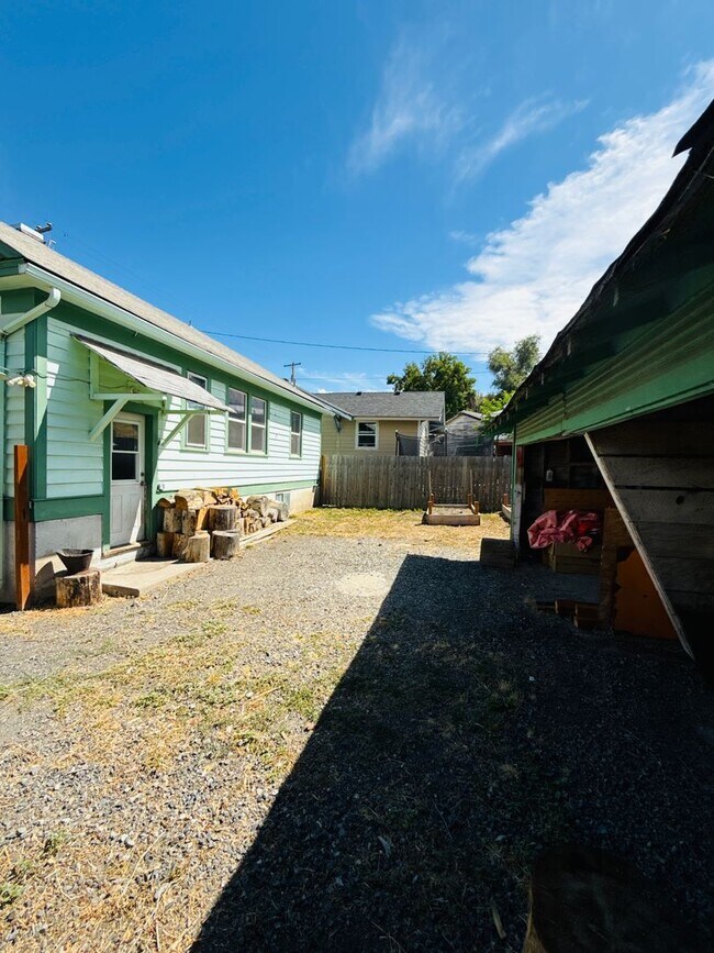 Building Photo - Charming bungalow with off street parking ...