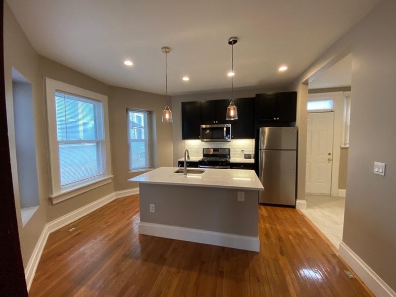 Building Photo - 301 E 19th Ave