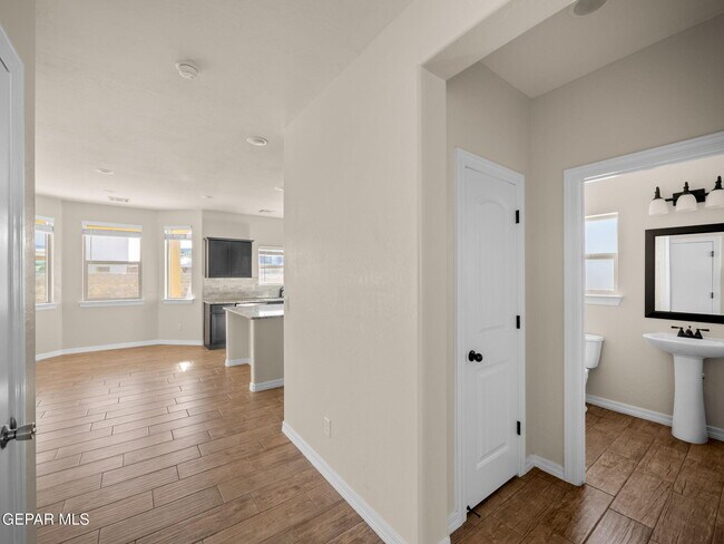 Building Photo - 561 Issa Circle