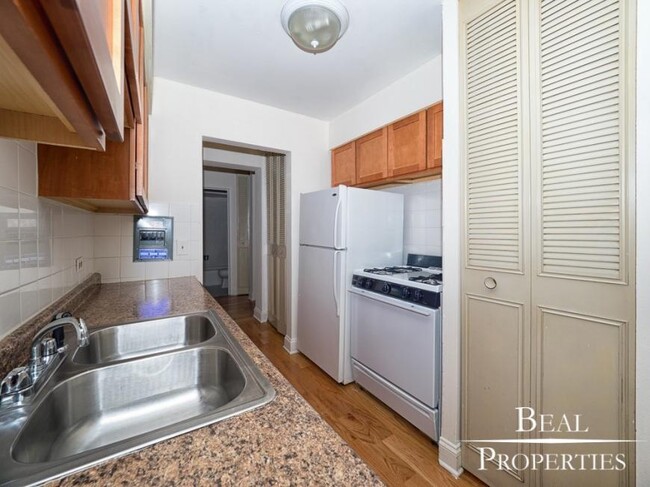 Building Photo - 1 bedroom in CHICAGO IL 60657