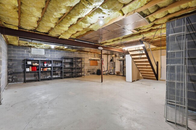 Building Photo - 472 Hillside Dr