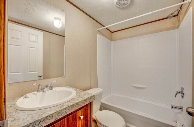 Building Photo - 2 bed 2 bath trailer available now