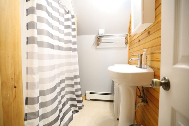 Building Photo - 4 Bed FURNISHED Winter Seasonal - Private Home Close to Ski Mountains! - $2940/mo, 6mo Lease