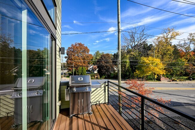 Building Photo - 18875 Riversouth Terrace