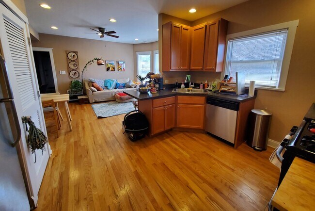 Building Photo - East Albany Park – Updated 1-Bedroom Apt –...