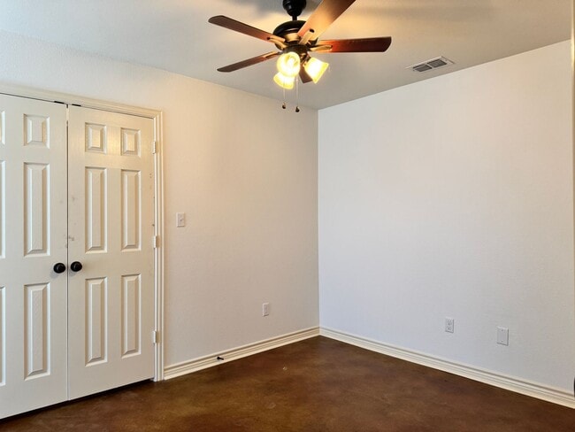 Building Photo - 13343-13343 Country Meadow Ln