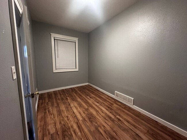 Building Photo - Beautifully Refreshed Three-Bedroom Single-Family Home in Park West