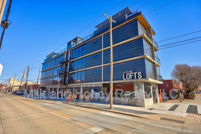 Building Photo - 631 W California Ave