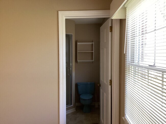 Building Photo - Beautiful Brick Ranch in Desirable Golf Course Community