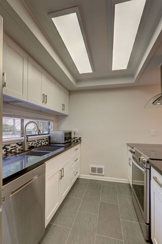 Building Photo - Amazing Bridle Trails 3BR 1.75BA Townhome ...