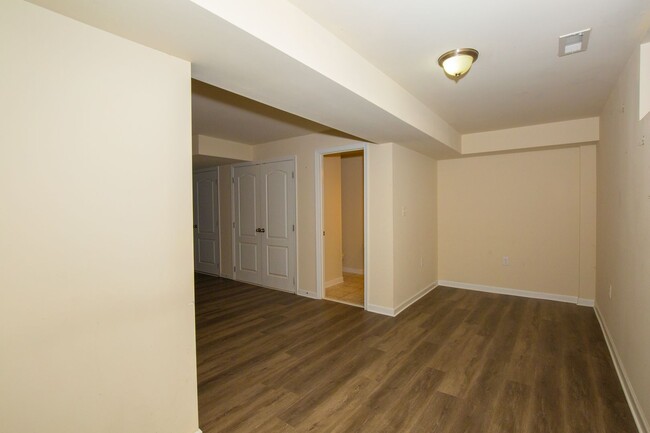 Building Photo - 3 bed, 2full/2 half bath Townhome in Marti...