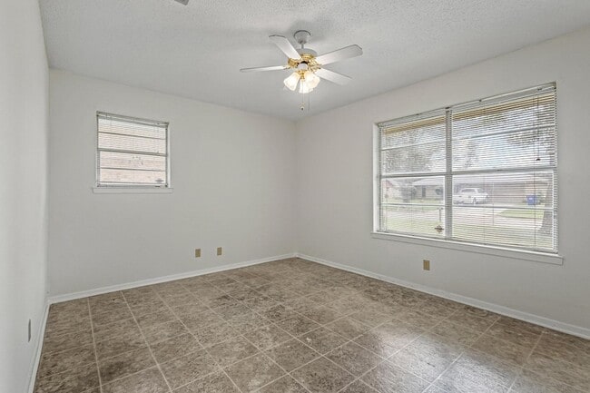 Building Photo - 216 Red River Dr